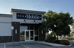T-Mobile Hunters Crossing & Louisville Rd