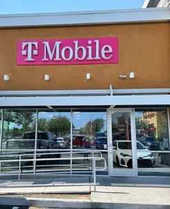 T-Mobile W Waddell Rd & Az 303 Loop S