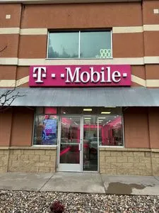 T-Mobile W 1st St & S Maple St