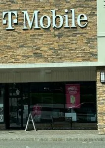 T-Mobile Brentwood Plaza