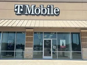 T-Mobile Interstate 45 N & Hines Ave
