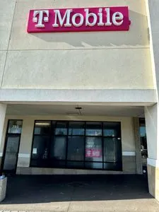 T-Mobile Cypress Gdns Blvd & Ave T SE