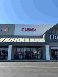 T-Mobile Owensmouth Ave & Victory Blvd