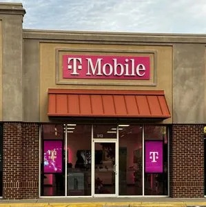 T-Mobile N Main St & Hwy 101