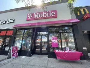 T-Mobile E 204th St & Perry Ave
