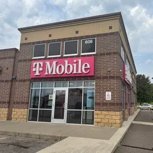 T-Mobile Crossroads Campus Dr & 7th St NE