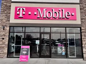 T-Mobile E 5th St & Overland Ave