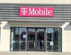 T-Mobile I-49 Frontage Rd & Sonnier Rd